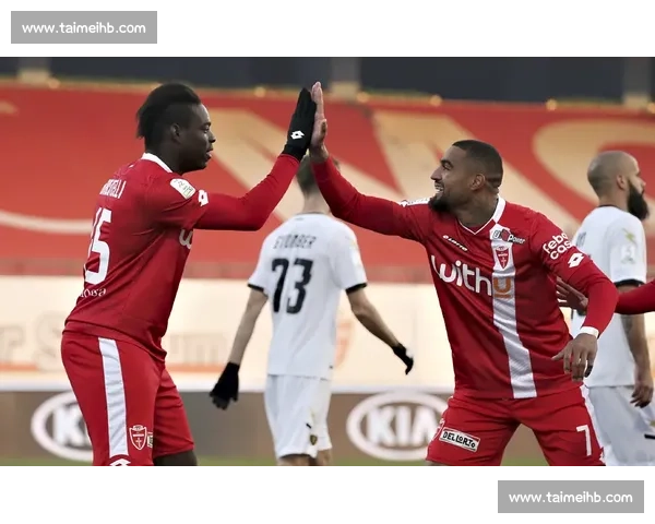 巴洛特利巴黎时装周跨界首秀 34 岁足坛传奇开启时尚新征程